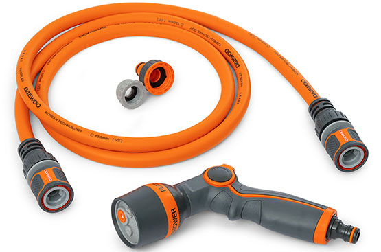 В комплект поставки входят: шланг MaxiFlex (1/2”, 30+2 м), пистолет-распылитель DWG 1020, коннекторы для шланга 13мм-15мм (1/2